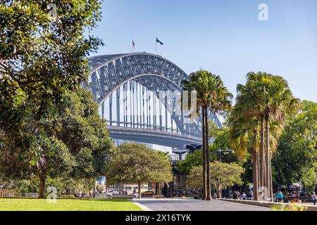 Sydney, Australie - 9 février 2023 : détail du Harbour Bridge de Sydney, vu depuis Fleet Park dans la région de Circular Quay. Touriste profiter de l'été dans le vert Banque D'Images