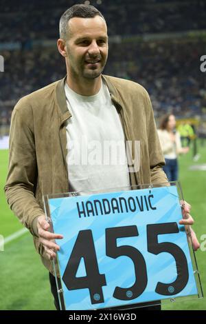 Milan, Italie. 14 avril 2024. Handanovic il a été récompensé pour ses apparitions avec l'Inter lors du match de Serie A entre le FC Internazionale vs Cagliari Calcio au San Siro Stadium le 14 avril 2024 à Milan, italie résultats finaux 2-2 (photo par Agostino Gemito/Pacific Press) crédit : Pacific Press Media production Corp./Alamy Live News Banque D'Images