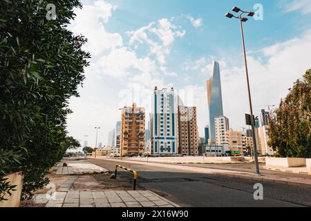 Gratte-ciel dans le quartier des affaires de Koweït City, notamment la tour Al Hamra (la plus haute) et la tour NBK (de forme ovale) Banque D'Images