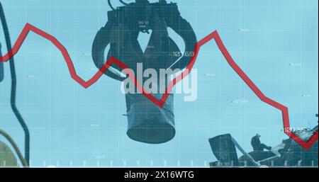 Image de graphiques de ligne rouge se déplaçant au-dessus d'une grue soulevant un sac à ordures contre le ciel à la junkyard Banque D'Images