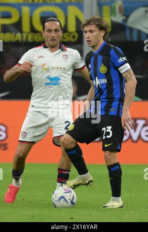 Milan, Italie. 14 avril 2024. NicolËœ Barella du FC Internazionale concourt pour le ballon avec Tommaso Augello de Cagliari Calcio lors du match de Serie A entre FC Internazionale vs Cagliari Calcio au stade San Siro le 14 avril 2024 à Milan, italie résultats finaux 2-2 (Credit image: © Agostino Gemito/Pacific Press via ZUMA Press Wire) USAGE ÉDITORIAL EXCLUSIF ! Non destiné à UN USAGE commercial ! Banque D'Images