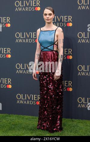 Londres, Royaume-Uni. 14 avril 2024. La mannequin et actrice Cara Delevingne pose pour les photographes sur le tapis vert aux Olivier Awards 2024 au Royal Albert Hall crédit : David Betteridge/Alamy Live News Banque D'Images