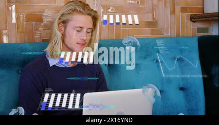 Image de graphiques, globes et langage informatique, homme caucasien travaillant sur ordinateur portable Banque D'Images