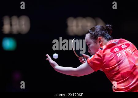 Macao, Chine. 15 avril 2024. ITO Mima du Japon sert lors du match de simple féminin contre Suthasini Sawettabut de Thaïlande à la Coupe du monde ITTF Macao 2024 au Galaxy Arena de Macao, en Chine, le 15 avril 2024. Crédit : Cheong Kam Ka/Xinhua/Alamy Live News Banque D'Images