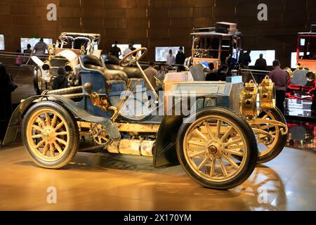 Mercedes-Simplex 40 ch, ältester noch erhaltener Mercedes von 1902, Mercedes-Benz Museum, Stuttgart, Bade-Württemberg, Deutschland *** Mercedes Simplex 40 ch, la plus ancienne Mercedes survivante datant de 1902, Mercedes Benz Museum, Stuttgart, Bade-Württemberg, Allemagne Banque D'Images