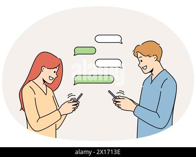 Homme souriant et femme discutant en ligne sur les réseaux sociaux sur des bulles de discours. Message de couple heureux sur Internet sur les téléphones cellulaires. Rencontres et flirting sur le Web. Illustration vectorielle. Illustration de Vecteur