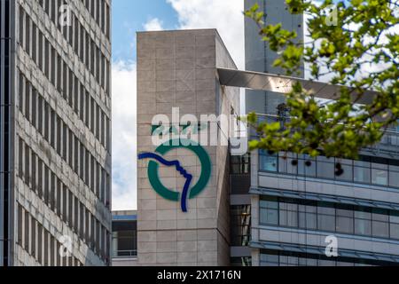 Enseigne et logo au siège de la RATP (Régie autonome des Transports Parisiens), société publique exploitant la plupart des lignes de transport à Paris, France Banque D'Images