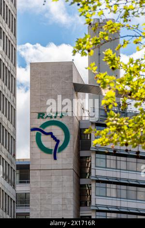 Enseigne et logo au siège de la RATP (Régie autonome des Transports Parisiens), société publique exploitant la plupart des lignes de transport à Paris, France Banque D'Images