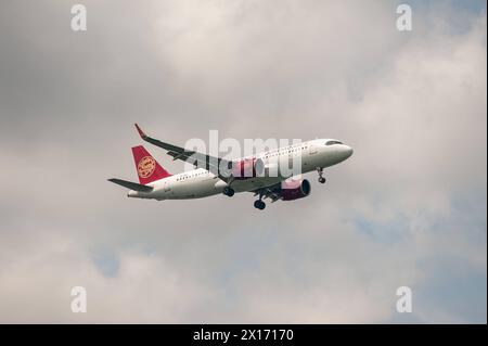 15.07.2023, Singapur, Republik Singapur, Asien - Ein Passagierflugzeug der Juneyao Air, ehemals bekannt als Juneyao Airlines, vom Typ Airbus A320 Neo mit der Registrierung B-321C im Landeanflug auf den internationalen Flughafen Changi. Juneyao Air ist eine chinesische Fluggesellschaft mit Sitz à Shanghai. *** 15 07 2023, Singapour, République de Singapour, Asie Un avion de passagers de Juneyao Air, anciennement connu sous le nom de Juneyao Airlines, de type Airbus A320 Neo immatriculé B 321C approchant de l'aéroport international de Changi Juneyao Air est une compagnie aérienne chinoise basée à Shanghai Banque D'Images