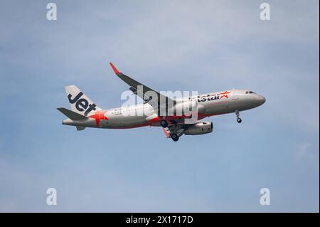 15.07.2023, Singapur, Republik Singapur, Asien - Ein Passagierflugzeug der Jetstar Asia Airways vom Typ Airbus A320-200 mit der Registrierung 9V-JSR im Landeanflug auf den internationalen Flughafen Changi. Jetstar Asia Airways ist eine Billigfluggesellschaft mit Sitz in Singapur und Basis auf dem Flughafen Singapur-Changi. SIE ist eine Tochtergesellschaft der Jetstar Airways. *** 15 07 2023, Singapour, République de Singapour, Asie A Jetstar Asia Airways Airbus A320 200 passagers immatriculé 9V JSR, à l'approche de l'aéroport international de Changi Jetstar Asia Airways est une compagnie aérienne à bas prix Banque D'Images