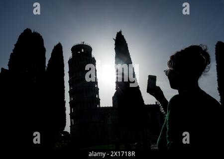 Silhouette de femme prenant en photo la Tour penchée de Pise avec un téléphone Banque D'Images