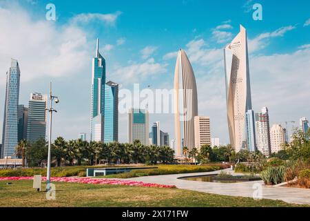 Gratte-ciel dans le quartier des affaires de Koweït City, notamment la tour Al Hamra, le plus haut bâtiment du Koweït et le plus haut gratte-ciel incurvé du monde Banque D'Images