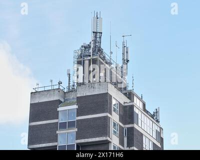 Mâts de radio sur un bâtiment du complexe commercial dans le centre-ville de Corby, en Angleterre. Banque D'Images