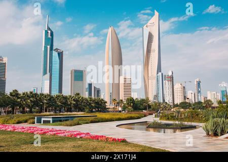 Gratte-ciel dans le quartier des affaires de Koweït City, notamment la tour Al Hamra (la plus haute) et la tour NBK (ovale) vues depuis le parc Al Shaheed Banque D'Images