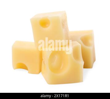 Cubes de délicieux fromage isolé sur blanc Banque D'Images