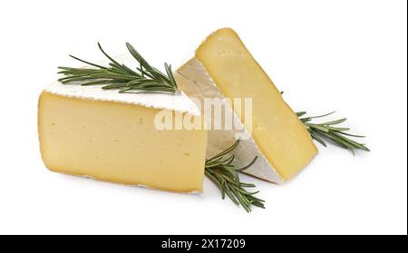 Morceaux de savoureux camembert et romarin isolés sur blanc Banque D'Images