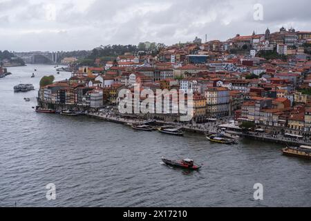 Madrid, Espagne. 15 avril 2024. Vue sur la Riviera de Porto, s'étendant le long du fleuve Douro entre les villes de Porto et Vila Nova de Gaia, 15 avril 2024 au Portugal. (Photo par Oscar Gonzalez/Sipa USA) crédit : Sipa USA/Alamy Live News Banque D'Images