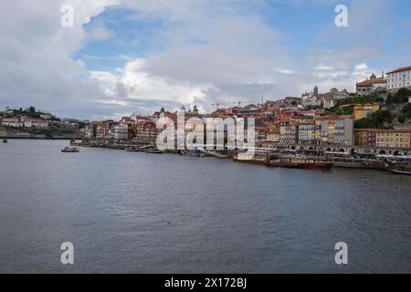 Madrid, Espagne. 15 avril 2024. Vue sur la Riviera de Porto, s'étendant le long du fleuve Douro entre les villes de Porto et Vila Nova de Gaia, 15 avril 2024 au Portugal. (Photo par Oscar Gonzalez/Sipa USA) crédit : Sipa USA/Alamy Live News Banque D'Images