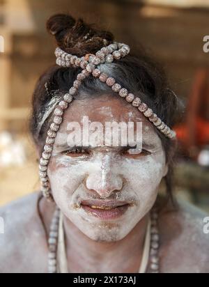 Portrait d'un sadhu ou aspirant spirituel à Varanasi, Inde. Banque D'Images