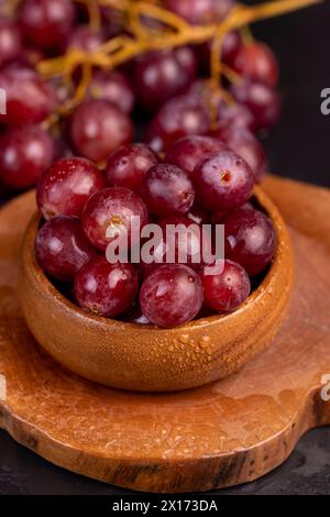 gros raisins humides rouges dans des gouttes d'eau, détails de raisins rouges Banque D'Images