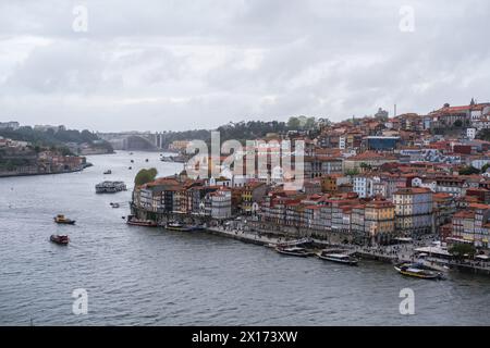 Madrid, Espagne. 15 avril 2024. Vue sur la Riviera de Porto, s'étendant le long du fleuve Douro entre les villes de Porto et Vila Nova de Gaia, 15 avril 2024 au Portugal. (Photo par Oscar Gonzalez/Sipa USA) crédit : Sipa USA/Alamy Live News Banque D'Images