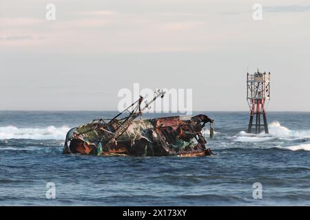 L'épave du Sovereign (BF380), un bateau de pêche immatriculé à Banff qui s'est échoué sur les rochers du port de Cairnbulg en 2005, en Écosse au Royaume-Uni Banque D'Images