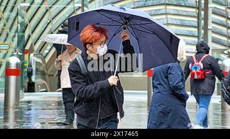 Glasgow, Écosse, Royaume-Uni. 15h avril 2024 : Météo britannique : humide et venteux dans la ville alors que les gens luttaient sur la capitale du shopping et le style mile de l'Écosse, Buchanan Street. Crédit Gerard Ferry/Alamy Live News Banque D'Images