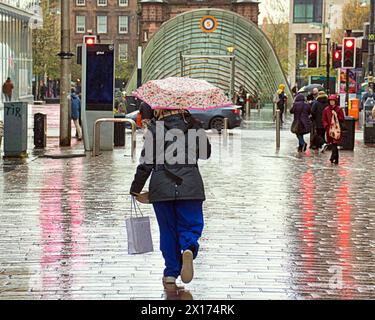 Glasgow, Écosse, Royaume-Uni. 15h avril 2024 : Météo britannique : humide et venteux dans la ville alors que les gens luttaient sur la capitale du shopping et le style mile de l'Écosse, Buchanan Street. Crédit Gerard Ferry/Alamy Live News Banque D'Images