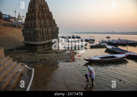 Temple Ratneshwar Mahadev ou temple penché dans le fleuve Gange à Varanasi, Inde. Banque D'Images