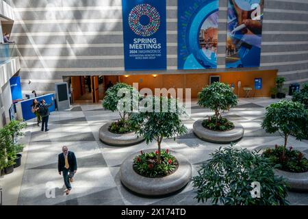 Washington, États-Unis. 15 avril 2024. Le HQ-2 Atrium du Fonds monétaire international lors des réunions de printemps 2024 du Fonds monétaire international (FMI) et du Groupe de la Banque mondiale (GBM) à Washington, DC, États-Unis, le 15 avril 2024. Les réunions de printemps rassemblent les ministres des Finances et les gouverneurs des banques centrales du monde entier et se déroulent du 15-20 au 29 avril. Crédit : Abaca Press/Alamy Live News Banque D'Images