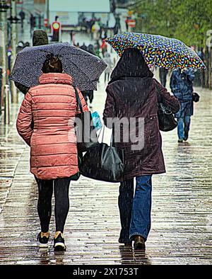 Glasgow, Écosse, Royaume-Uni. 15h avril 2024 : Météo britannique : humide et venteux dans la ville alors que les gens luttaient sur la capitale du shopping et le style mile de l'Écosse, Buchanan Street. Crédit Gerard Ferry/Alamy Live News Banque D'Images