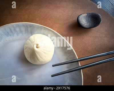 nourriture asiatique bao pain sur une belle assiette avec des baguettes pour manger Banque D'Images