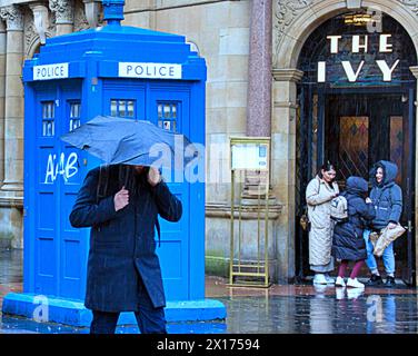 Glasgow, Écosse, Royaume-Uni. 15h avril 2024 : Météo britannique : humide et venteux dans la ville alors que les gens luttaient sur la capitale du shopping et le style mile de l'Écosse, Buchanan Street. Crédit Gerard Ferry/Alamy Live News Banque D'Images