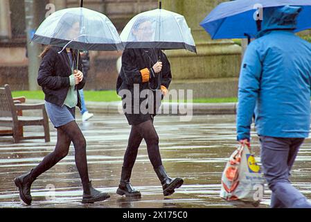 Glasgow, Écosse, Royaume-Uni. 15h avril 2024 : Météo britannique : humide et venteux dans la ville alors que les gens luttaient sur la capitale du shopping et le style mile de l'Écosse, Buchanan Street. Crédit Gerard Ferry/Alamy Live News Banque D'Images