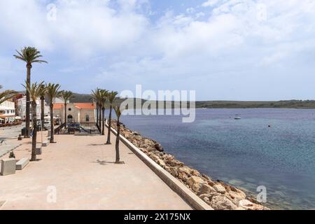 Boulevard dans la ville pittoresque de Fornells sur l'île espagnole de Minorque. Banque D'Images