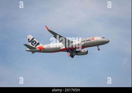 15.07.2023, Singapour, République de Singapour, Asie - Un Airbus A320-200 de Jetstar Asia Airways approche de l'aéroport de Changi pour atterrir. Banque D'Images
