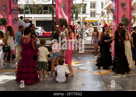 Grande fête dans le centre de Marbella pendant Romeria San Bernabe. Banque D'Images