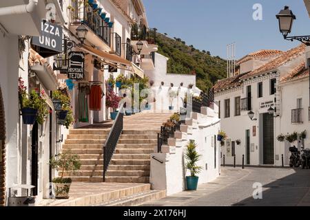 Rue étroite avec des maisons peintes en blanc dans le beau village de montagne de Mijas en Andalousie. Banque D'Images