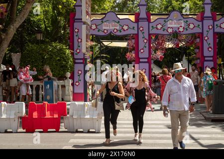 Grande fête dans le centre de Marbella pendant Romeria San Bernabe. Banque D'Images