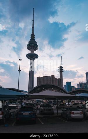 Liberation Tower, une tour de 1 220 pieds achevée en 1996 à Koweït City, Koweït. Construit pour les télécommunications, il abrite également plusieurs bureaux gouvernementaux Banque D'Images