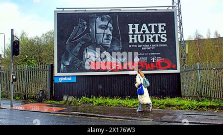 Glasgow, Écosse, Royaume-Uni. 15 avril 2024 : panneau d'affichage de la législation sur les crimes de haine vandalisé dans le spray de glasgow peint en rouge. Crédit Gerard Ferry /Alamy Live News Banque D'Images