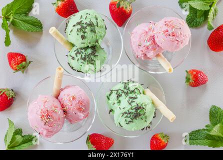 4 bols en verre de crème glacée aux saveurs menthe et fraise Banque D'Images