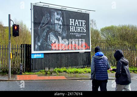 Glasgow, Écosse, Royaume-Uni. 15 avril 2024 : panneau d'affichage de la législation sur les crimes de haine vandalisé dans le spray de glasgow peint en rouge. Crédit Gerard Ferry /Alamy Live News Banque D'Images