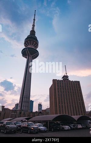 Liberation Tower, une tour de 1 220 pieds achevée en 1996 à Koweït City, Koweït. Construit pour les télécommunications, il abrite également plusieurs bureaux gouvernementaux Banque D'Images