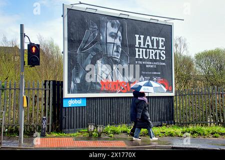 Glasgow, Écosse, Royaume-Uni. 15 avril 2024 : panneau d'affichage de la législation sur les crimes de haine vandalisé dans le spray de glasgow peint en rouge. Crédit Gerard Ferry /Alamy Live News Banque D'Images