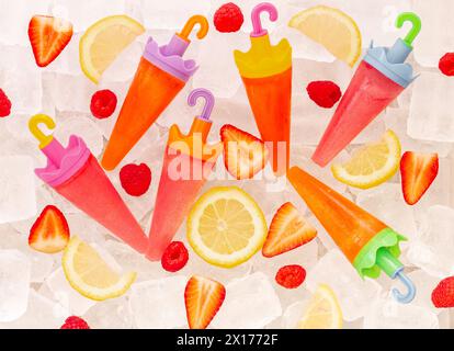 Parapluie Fruity Ice Lollies sur fond de glace Banque D'Images