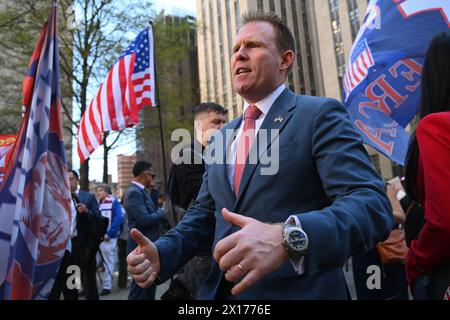 Andrew Giuliani prend la parole devant la Cour pénale de Manhattan lors du procès pénal de Donald Trump le 15 avril 2024 à New York. Banque D'Images