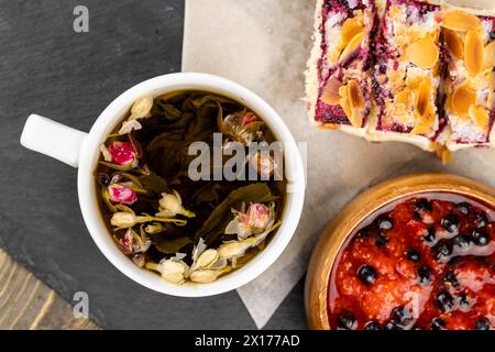 délicieux dessert avec de la crème au fromage cottage avec des fraises et des amandes, des gâteaux faits maison avec des fraises et du fromage à la crème Banque D'Images