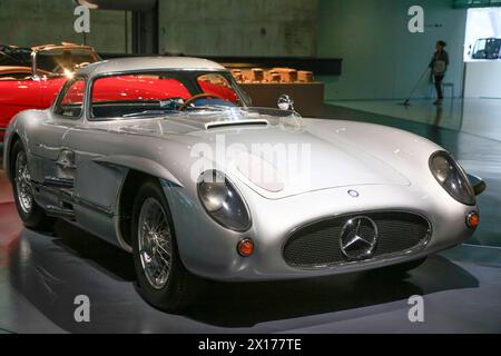 Mercedes-Benz 300 SLR Uhlenhaut-CoupÃ , Musée Mercedes-Benz, Stuttgart, Bade-Württemberg, Deutschland *** Mercedes Benz 300 SLR Uhlenhaut coupé , Musée Mercedes Benz, Stuttgart, Bade-Württemberg, Allemagne Banque D'Images