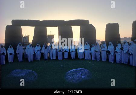 Les druides célèbrent le solstice d'été à Stonehenge Wiltshire le 21 juin 1970 Aube ils forment un cercle dans le monument préhistorique henge et exécutent des rituels et rites traditionnels. Salisbury Plain. Angleterre. Vers 1975 HOMER SYKES Banque D'Images